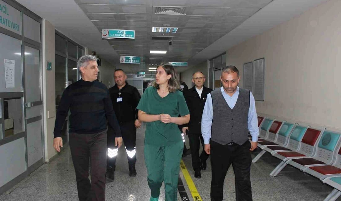 Zonguldak’ta Çaycuma Devlet Hastanesine gece yarısı denetim İl Sağlık Müdürü Mustafa Özkan Gün, Zonguldak’ta Çaycuma Devlet Hastanesine