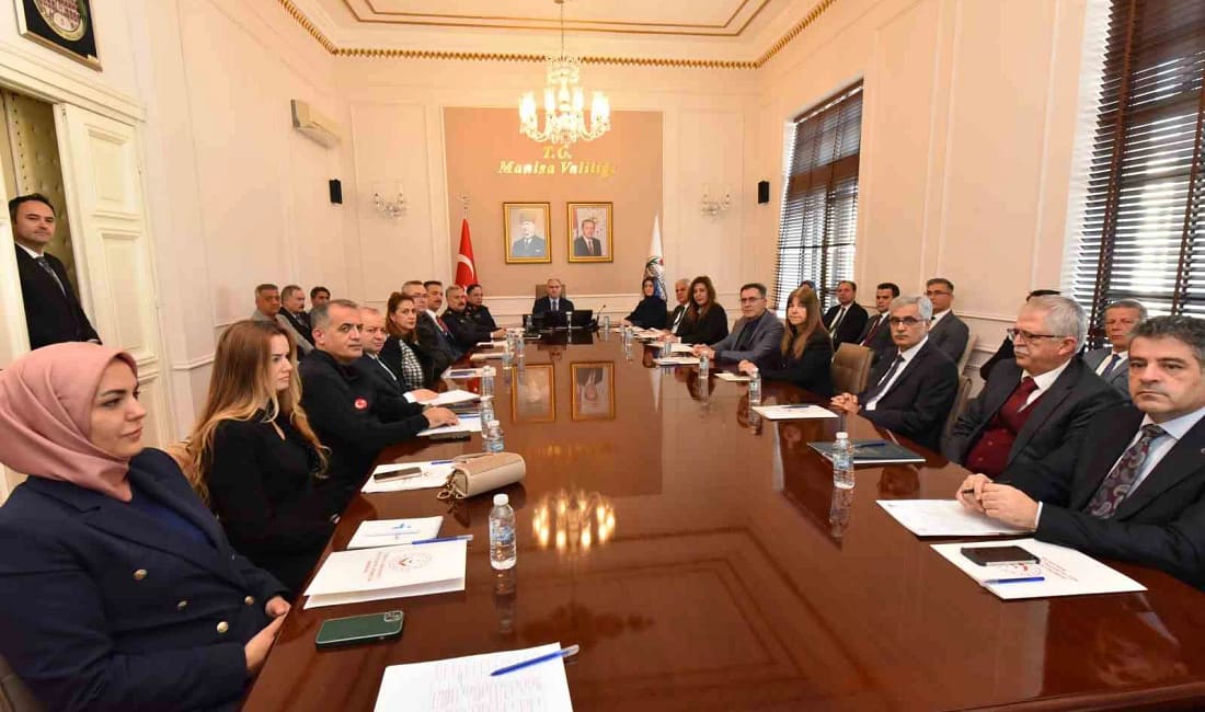 Manisa’da aileyi güçlendirme çalışmaları masaya yatırıldı Manisa Valisi Vahdettin Özkan başkanlığındaki toplantıda, ailenin korunması ve güçlendirilmesine