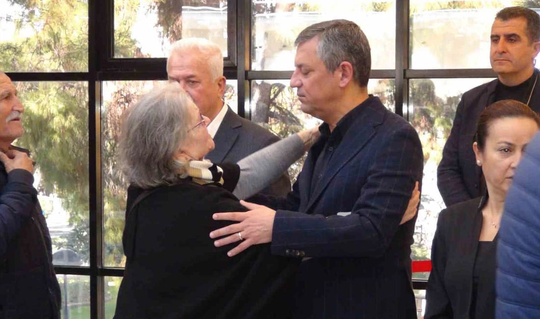Özgür Özel Gülşah Durbay için taziyeye katıldı CHP Genel Başkanı Özgür Özel, hayatını kaybeden Şehzadeler Belediye Başkanı