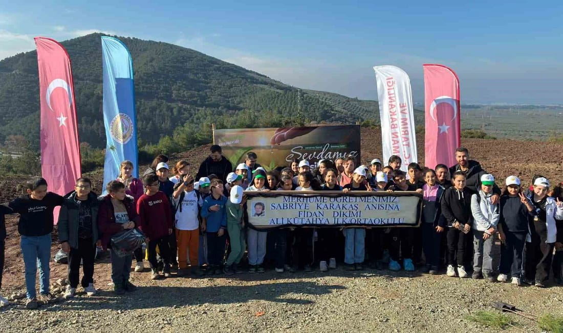 Gemlik’te öğrenciler öğretmenleri için 120 fidan dikti Gemlik’te Ali Kütahya İlköğretim öğrencileri, vefat eden öğretmenleri Sabriye Karakaş’ın