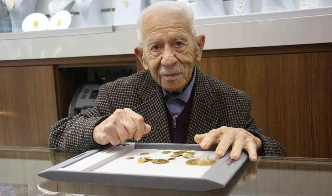 90 yaşındaki sarrafın yarım asırlık öğüdü dürüstlük Aydın’ın en eski sarraflarından 90 yaşındaki Necdet Bezirgan, terzilikten sarraflığa