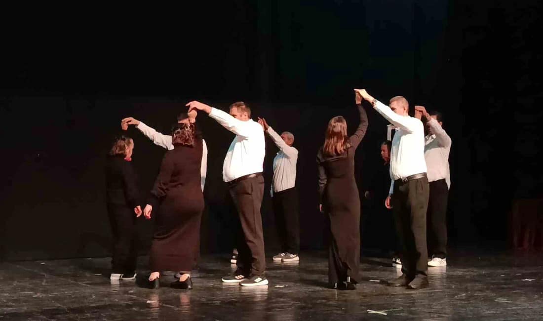 Bartın’da özel bireylerin türkü ve dans gösterisi ayakta alkışlandı 3 Aralık Engelliler Günü programında sahneye çıkan özel bireyler, anneleriyle