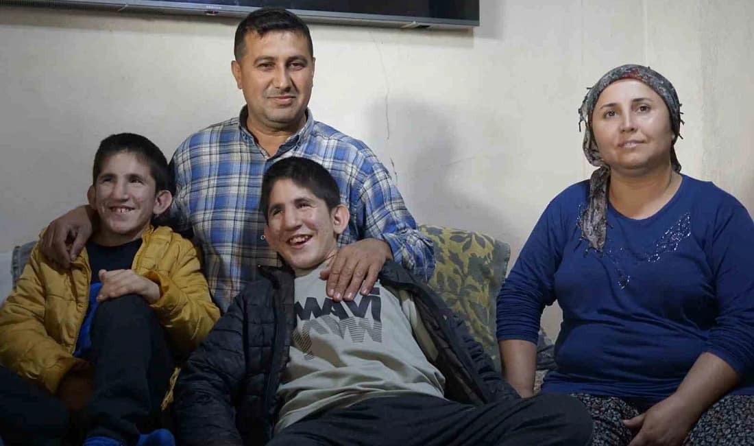 15 milyonda bir görülen hastalıkla yaşayan ikizlerin güçlü mücadelesi Kromozom 4q Delesyon Sendromu ile doğan Batuhan ve Emirhan Akar,