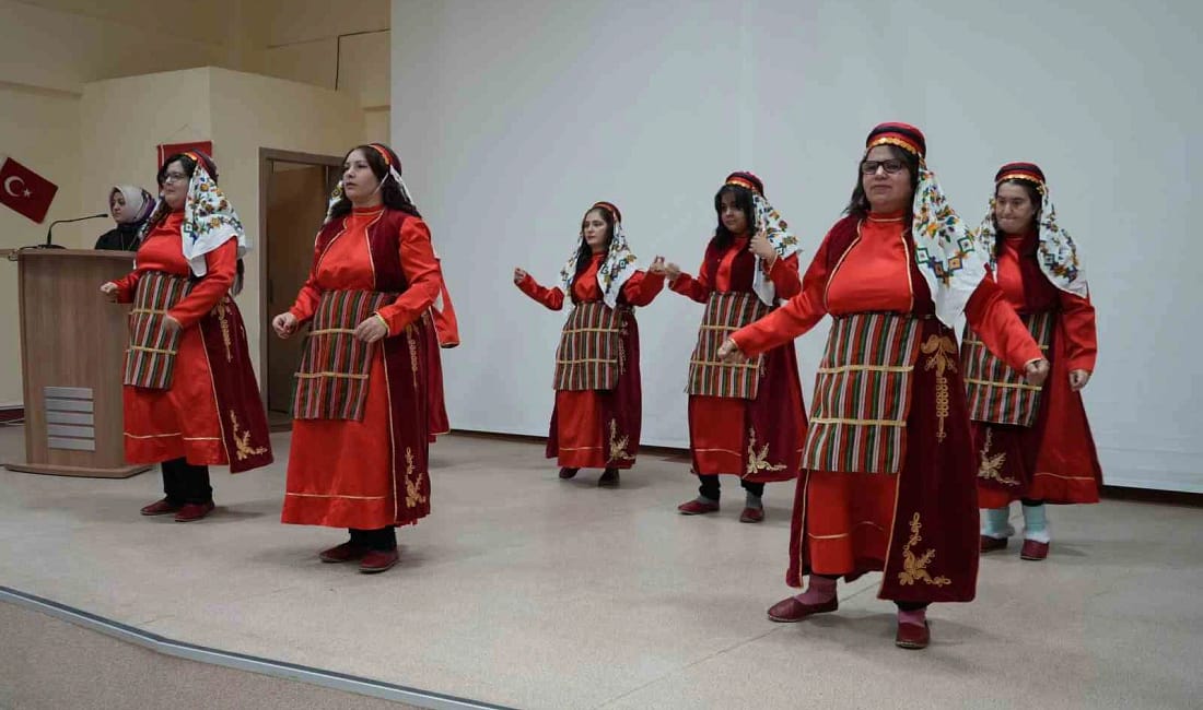 Kırıkkale’de özel bireylerin gösterileri büyük beğeni topladı 3 Aralık Dünya Engelliler Günü kapsamında düzenlenen etkinlikte özel bireylerin