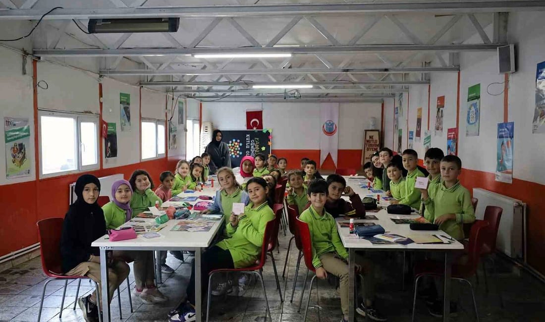 Sakarya’da 2 bin 500 öğrenci Bilim Çocuk ile buluştu Sakarya Büyükşehir Belediyesi, 16 ilçede yürüttüğü proje kapsamında 2 bin