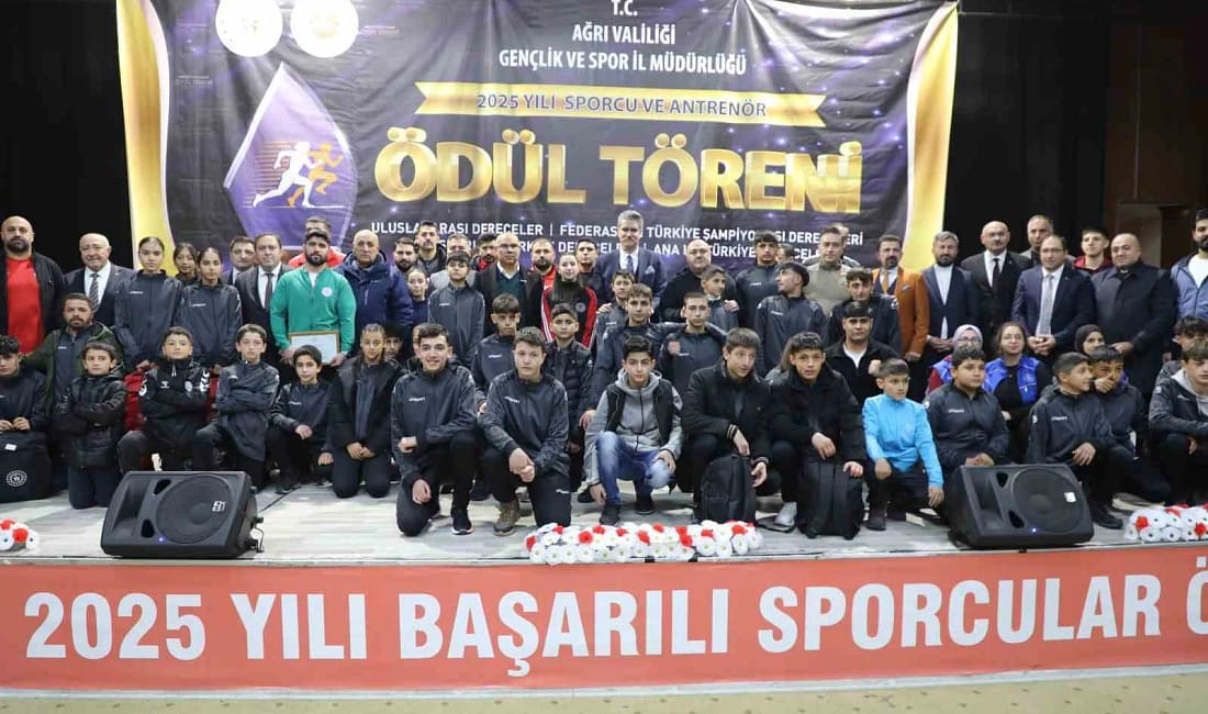 Ağrı’da 2025 yılı sporcu ve antrenörleri ödüllendirildi Ağrı Gençlik ve Spor İl Müdürlüğü tarafından düzenlenen törende, 2025