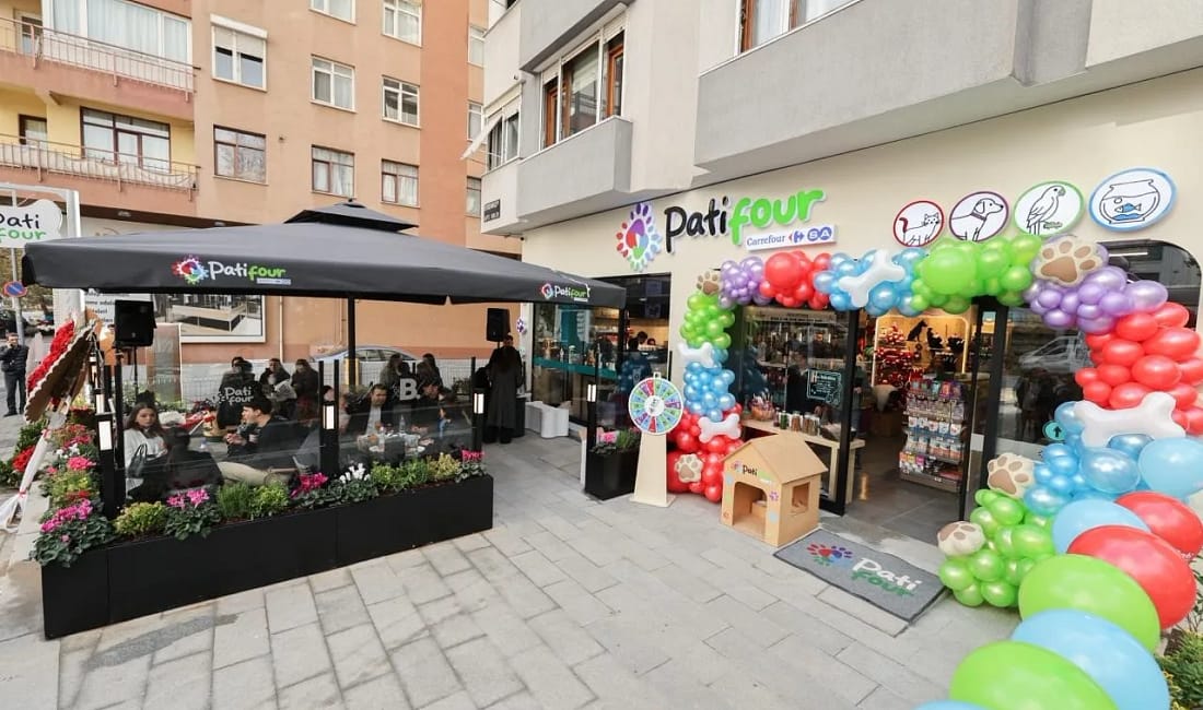 CarrefourSA’dan evcil hayvanlara özel yeni nesil yaşam alanı PATiFOUR açıldı CarrefourSA, evcil hayvan sahiplerinin tüm ihtiyaçlarını tek çatı altında buluşturan