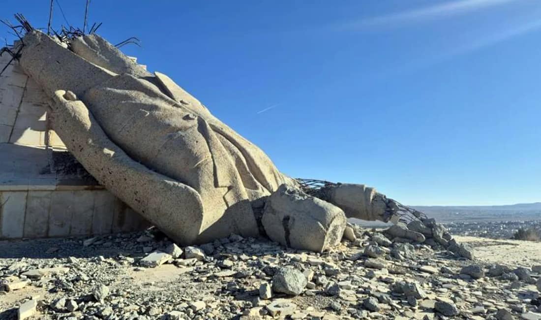 Devrilen Hafız Esad heykeli bir yıl sonra görüntülendi Suriye’de Esad rejiminin yıkılmasının ardından halk tarafından devrilen Hafız Esad’ın