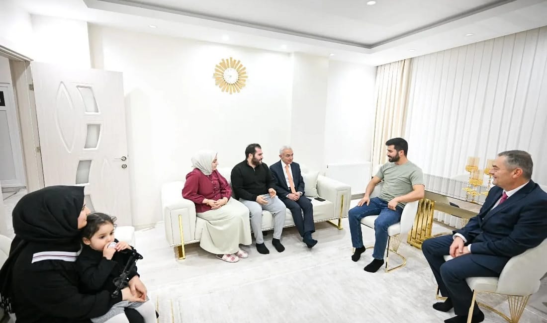 Vali Turan destek alan genç çiftleri ziyaret etti Kırklareli Valisi Uğur Turan, evlenecek gençlere yönelik devlet desteğinden yararlanarak