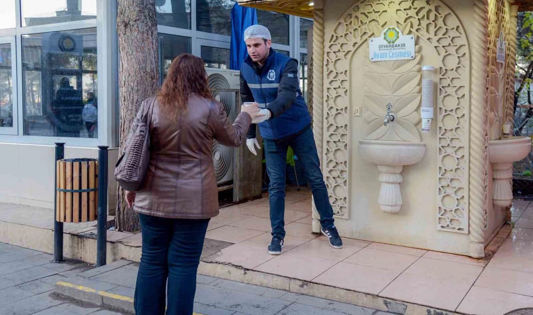 Diyarbakır’da ikram çeşmeleri günde 1900 kişiye ulaşıyor Diyarbakır Büyükşehir Belediyesinin hastaneler ve Akademi Sur Etüt Merkezi önünde