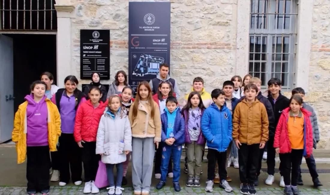 Sinoplu öğrenciler kentin tarihi ve kültürel mirasını keşfetti “Sinopumuzu Tanıyalım Projesi” kapsamında kent merkezini ilk kez gezen öğrenciler,