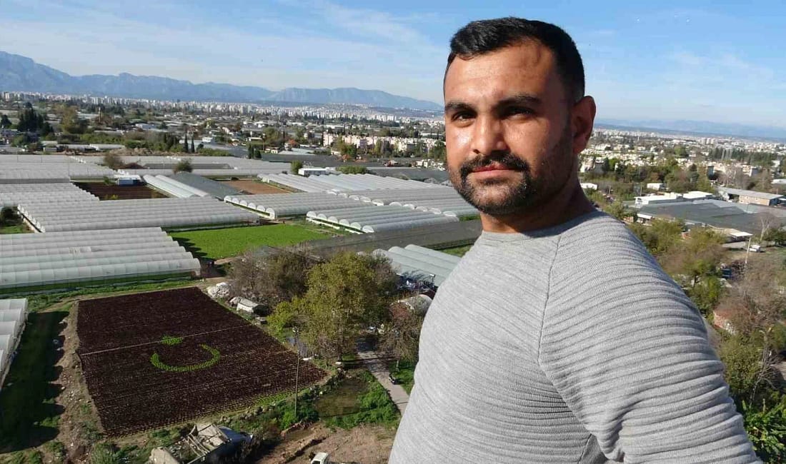 Antalya’da marullarla Türk bayrağı deseni Antalya’da iki üreticinin bir buçuk dönümlük tarlaya diktiği yaklaşık 13