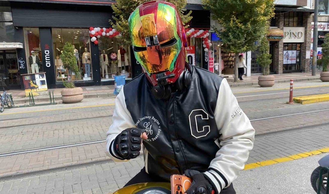 İron Man kaskıyla Eskişehir sokaklarında Eskişehir’de motosiklet sürücüsü Bahadır Dülger, dünyaca ünlü çizgi roman karakteri