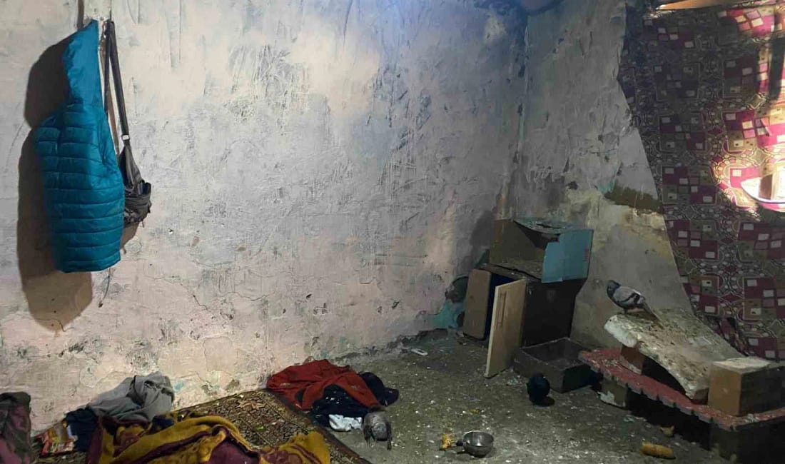 Ankara’da kümeste tutulan 3 kardeş kurtarıldı Engelli Adnan ve iki kardeşinin kümeste yaşadığı sosyal medya videosuyla