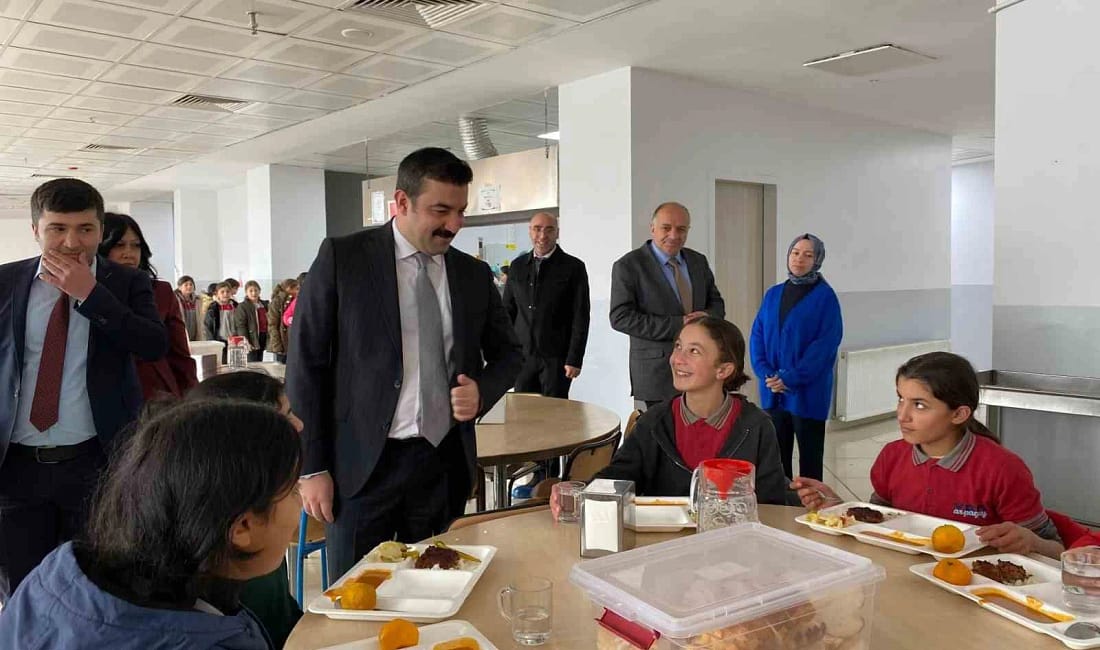 Kaymakam Akköz öğrencilerle öğle yemeğinde buluştu Arpaçay Kaymakamı Muhammed Burak Akköz, yatılı bölge ortaokulunu ziyaret ederek