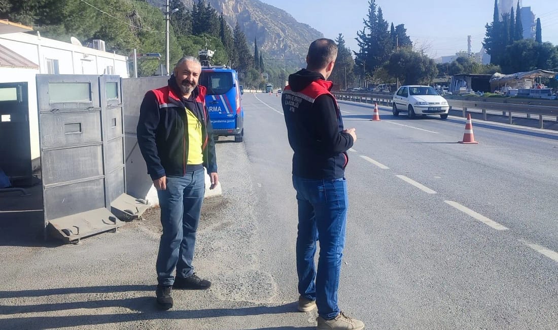 Söke’de şap hastalığı tedbirleriyle yol kontrolleri sıklaştı Söke’de jandarma ile birlikte yapılan yol kontrollerinde canlı hayvan taşıyan