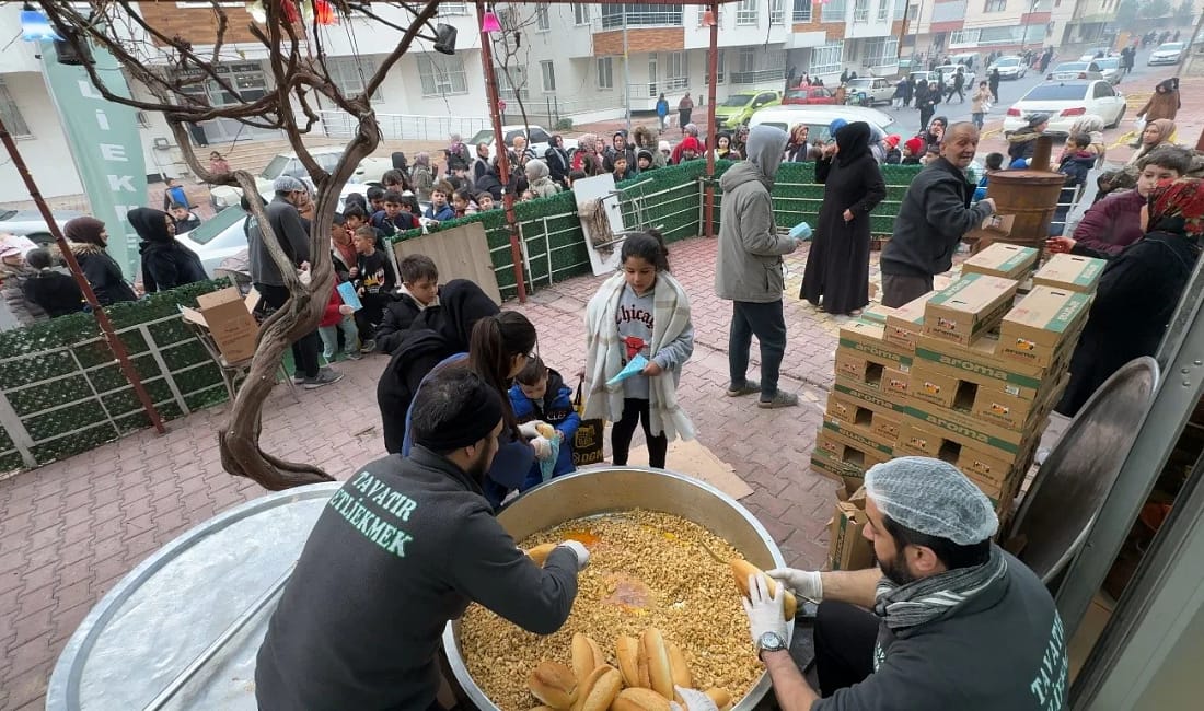 Konya’da Şivlilik’te çocuklara şeker yerine tantuni ikramı Konya’da üç ayların başlangıcında kutlanan Şivlilik geleneğinde bir esnaf, kapısına
