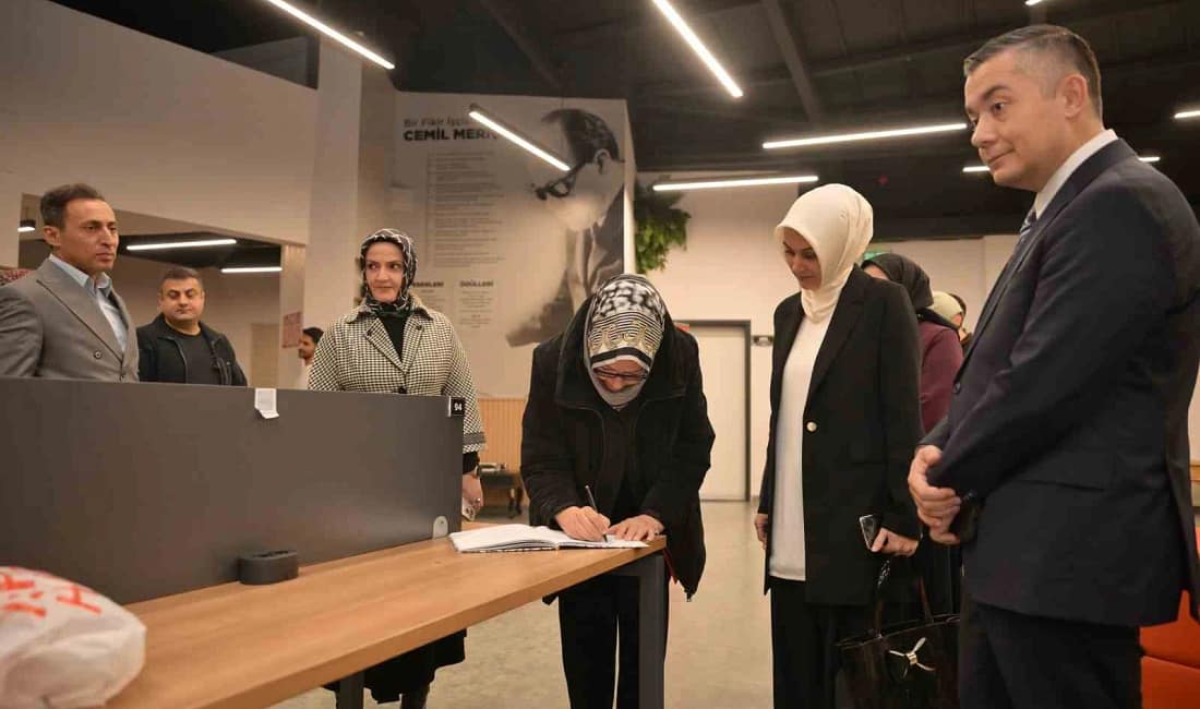 Esenyurt’ta Cemil Meriç söyleşisine yoğun ilgi Yazar Prof. Dr. Ümit Meriç’in katıldığı “Kültürden İrfana Cemil Meriç”