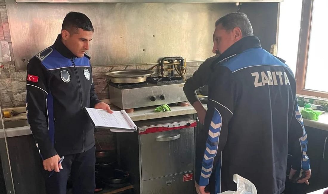 İnegöl’de yılbaşı öncesi içkili lokantalara sıkı denetim İnegöl Belediyesi Zabıta Müdürlüğü, yılbaşı öncesinde İlçe Tarım Müdürlüğü ile