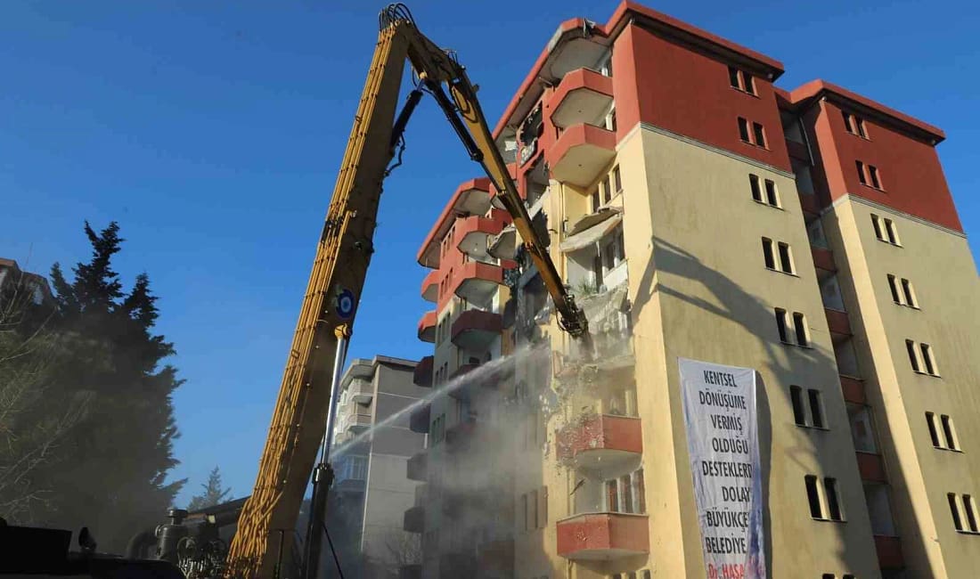 Büyükçekmece’de riskli site belediye iş birliğiyle yıkıldı Büyükçekmece’de 1992 yapımı ve riskli olduğu tespit edilen 32 bağımsız