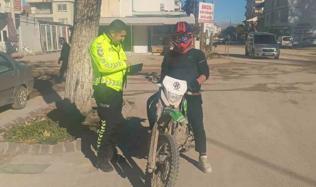 Gölbaşı’nda motosiklet denetimleri aralıksız sürüyor Adıyaman’ın Gölbaşı ilçesinde trafik ekipleri, motosiklet sürücülerine yönelik denetimlerini artırarak