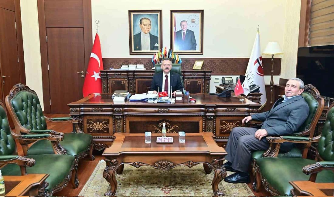 Şehit babasından Eskişehir Valisi Aksoy’a ziyaret Şehit Jandarma Komando Onbaşı Kamil Üngör’ün babası Mehmet Üngör, Eskişehir