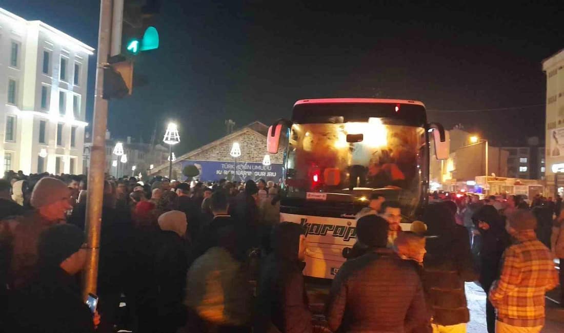 Karapınar’dan 97 umre yolcusu dualarla uğurlandı Konya’nın Karapınar ilçesinde Diyanet İşleri Başkanlığı organizasyonuyla 97 umre yolcusu,