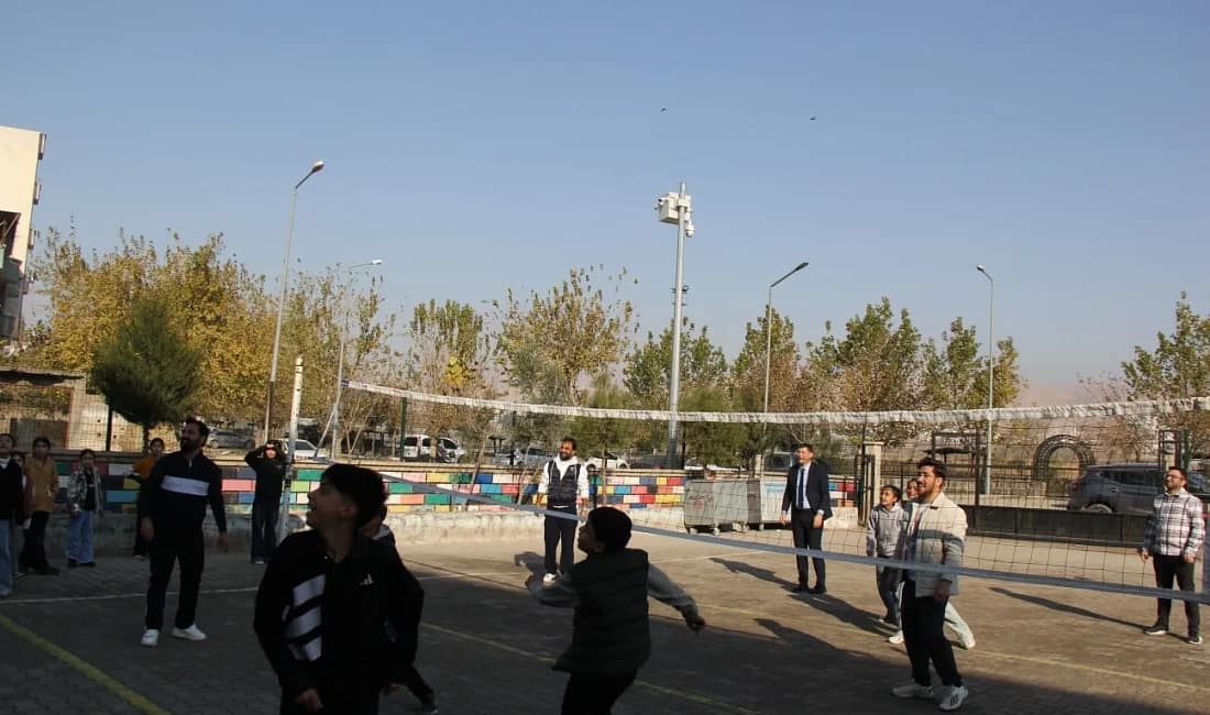 Cizre’de milli eğitim müdürü öğrencilerle voleybol oynadı Şırnak’ın Cizre ilçesinde Milli Eğitim Müdürü Şahan İke, Vatan Ortaokulu