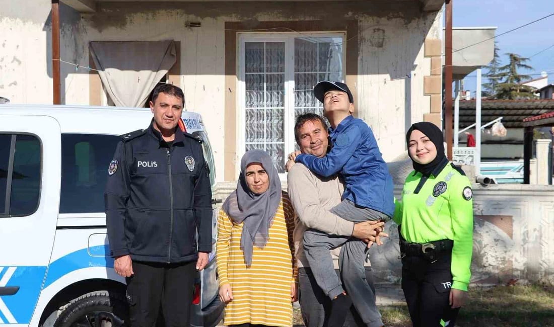 Polis hayalini gerçekleştiren devriye 14 yaşındaki Ercan’ın yüzünü güldürdü Serebral Palsi hastası 14 yaşındaki Ercan Atmaca, Bolvadin polisi sayesinde