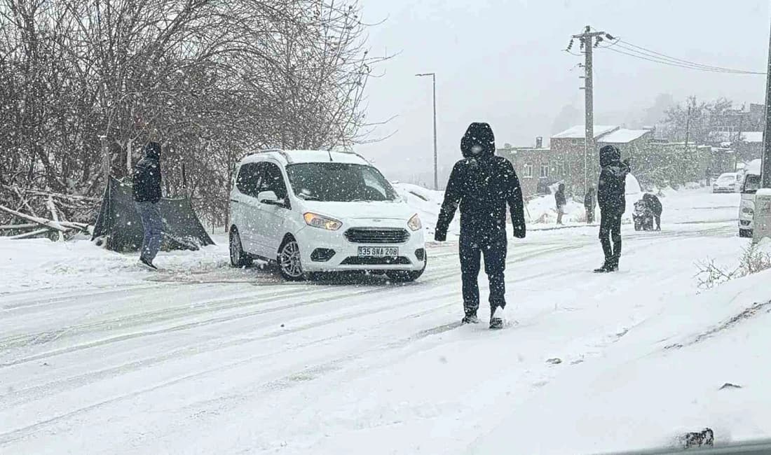 Adıyaman’da ilk kar seferleri iptal ettirdi Adıyaman’da mevsimin ilk karının etkili olmasıyla İstanbul ve Ankara’dan karşılıklı