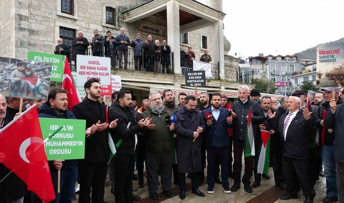 Ordu’da Filistin için cuma namazı sonrası basın açıklaması Ordu’nun Altınordu ilçesinde cuma namazı sonrası bir araya gelen sivil