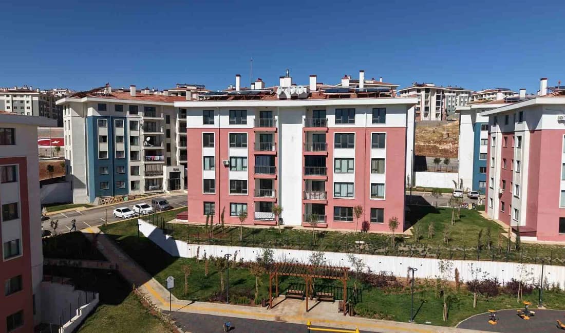 Adıyaman’daki deprem konutları vatandaşlardan tam not aldı Adıyaman’da inşa edilen deprem konutlarına yerleşen vatandaşlar, hem yeni yaşam