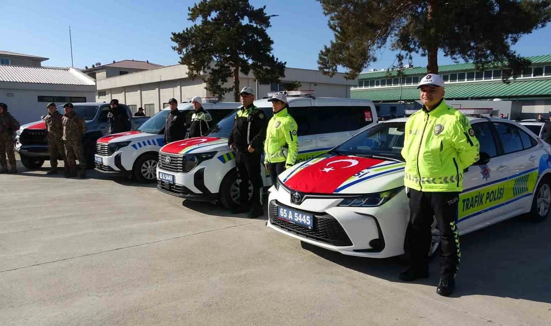 Van Emniyetine yeni araçlar anahtarları teslim edildi Van İl Emniyet Müdürlüğü bünyesinde kullanılacak yeni araçlar için düzenlenen