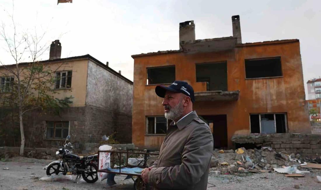 Başkan Çolakbayrakdar Uğurevler’de Dudu teyzenin çağrısına kayıtsız kalmadı Kocasinan Belediye Başkanı Ahmet Çolakbayrakdar’ın Uğurevler’deki saha incelemesi sırasında yaşanan