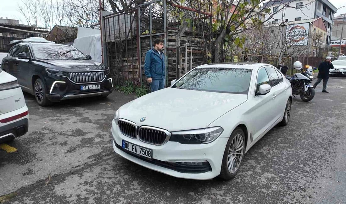 Ümraniye’de cami çıkışını kapatan lüks araç tepki çekti Ümraniye Yukarı Dudullu Mahallesi’ndeki Keyap Camii’nde cuma namazı sonrası çıkışı