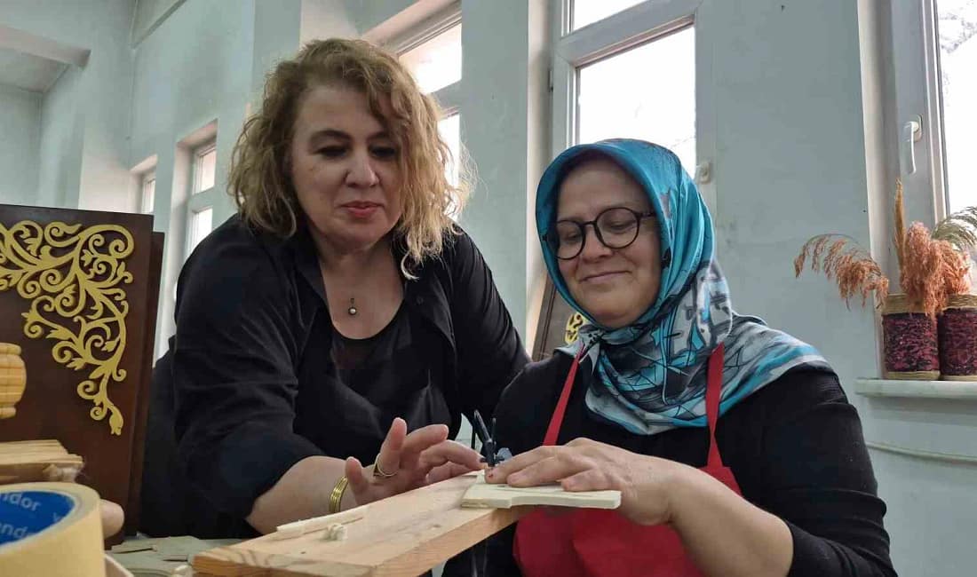 Düzce’de kadınlar ahşap ustalığıyla meslek edinip gelir sağlıyor El Sanatları Merkezi’nde eğitim alan 62 kadın, ahşap işçiliğini öğrenerek