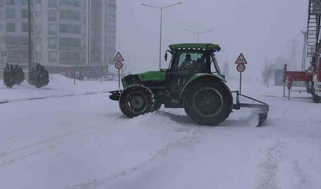 Besni’de yoğun kar yağışı hayatı olumsuz etkiledi Adıyaman’ın Besni ilçesinde sabah saatlerinde başlayan yoğun kar yağışı nedeniyle