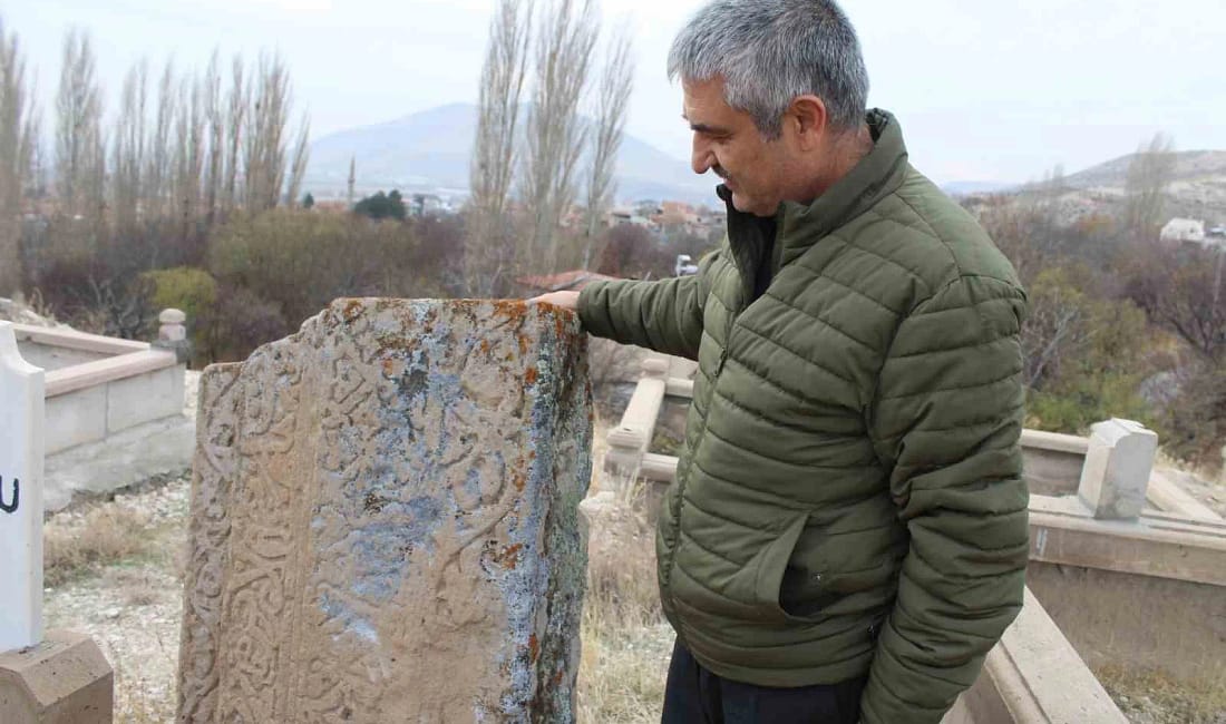 Kocasinan’daki gizemli mezar taşları incelenmeyi bekliyor Kayseri’de bir mezarlıkta bulunan sembollü mezar taşları, ÇEKÜL Temsilcisi Prof.