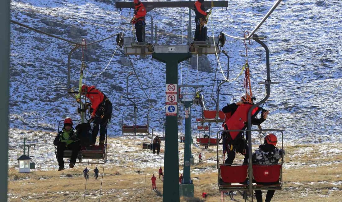 Saklıkent’te teleferik kurtarma tatbikatı gerçeğini aratmadı Antalya Saklıkent Kayak Merkezi’nde JAK, AFAD ve sivil toplum kuruluşlarının