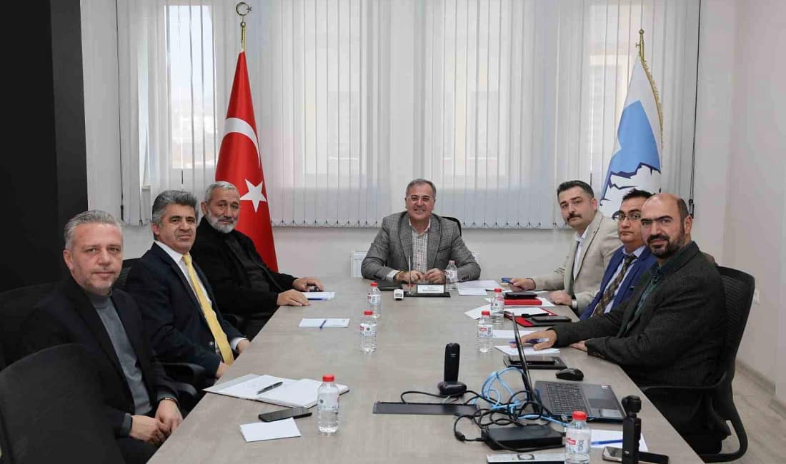 Hacılar’da muhtarlarla kış hazırlıkları masaya yatırıldı Hacılar Belediye Başkanı Bilal Özdoğan, 12 mahalle muhtarıyla bir araya