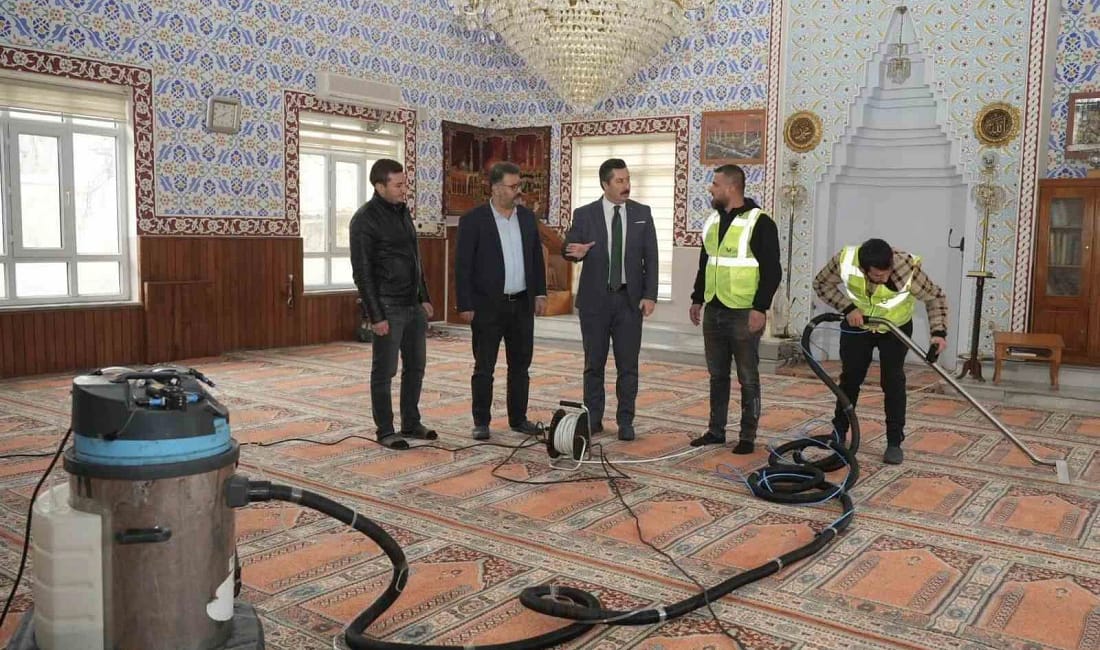 Yenişehir’de camiler üç aylar öncesi temizleniyor Yenişehir Belediyesi, üç ayların başlamasıyla ilçe genelindeki 92 camide halı