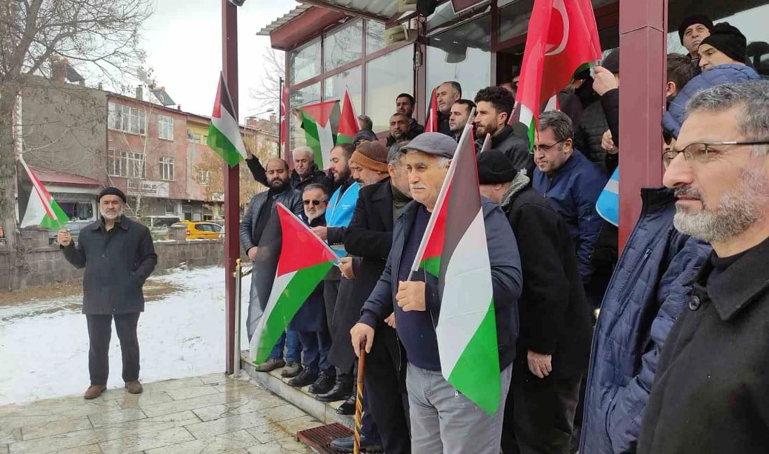 Ardahan’da cuma namazı sonrası İsrail protestosu Ardahan’da sivil toplum kuruluşlarının da katıldığı bir grup, cuma namazı