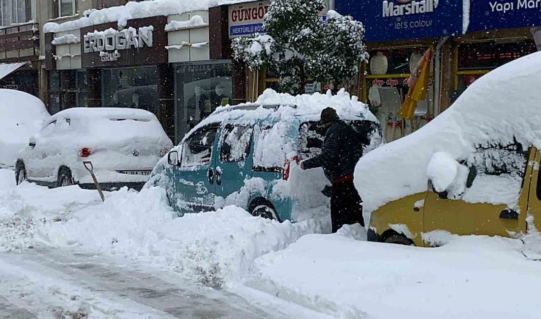 Bolu’da kar küreği satışları yüzde 70 arttı Son 5 yılın en yoğun kar yağışının yaşandığı Bolu’da kar