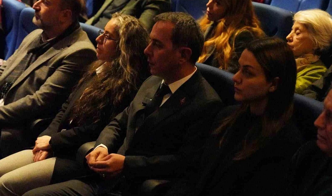 Beyoğlu’nda Braille Resim Sergisi sanatseverlerle buluştu Dünya Braille Günü kapsamında Beyoğlu’nda düzenlenen etkinlikte, görme engelli ressam