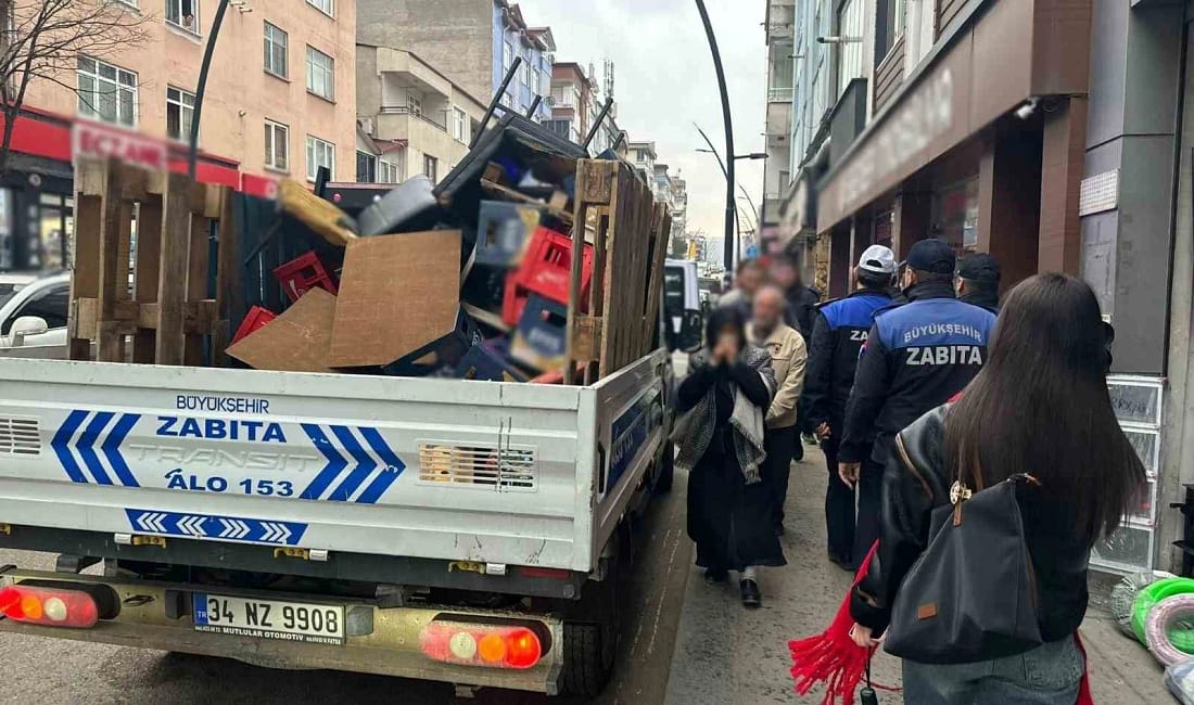 Ordu’da kaldırımları işgal eden malzemeler toplandı Ordu Büyükşehir Belediyesi zabıta ekipleri, vatandaşlardan gelen şikayetler üzerine kaldırımları