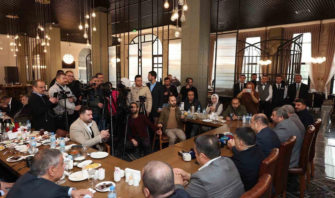 Gülpınar gazetecilerle 10 Ocak’ta buluştu Şanlıurfa Büyükşehir Belediye Başkanı Mehmet Kasım Gülpınar, 10 Ocak Çalışan
