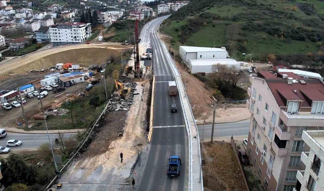 Gebze Eskihisar’da köprülü kavşak çalışmaları sürüyor Kocaeli Büyükşehir Belediyesi’nin Gebze Eskihisar Feribot Yolu ile Cengiz Topel