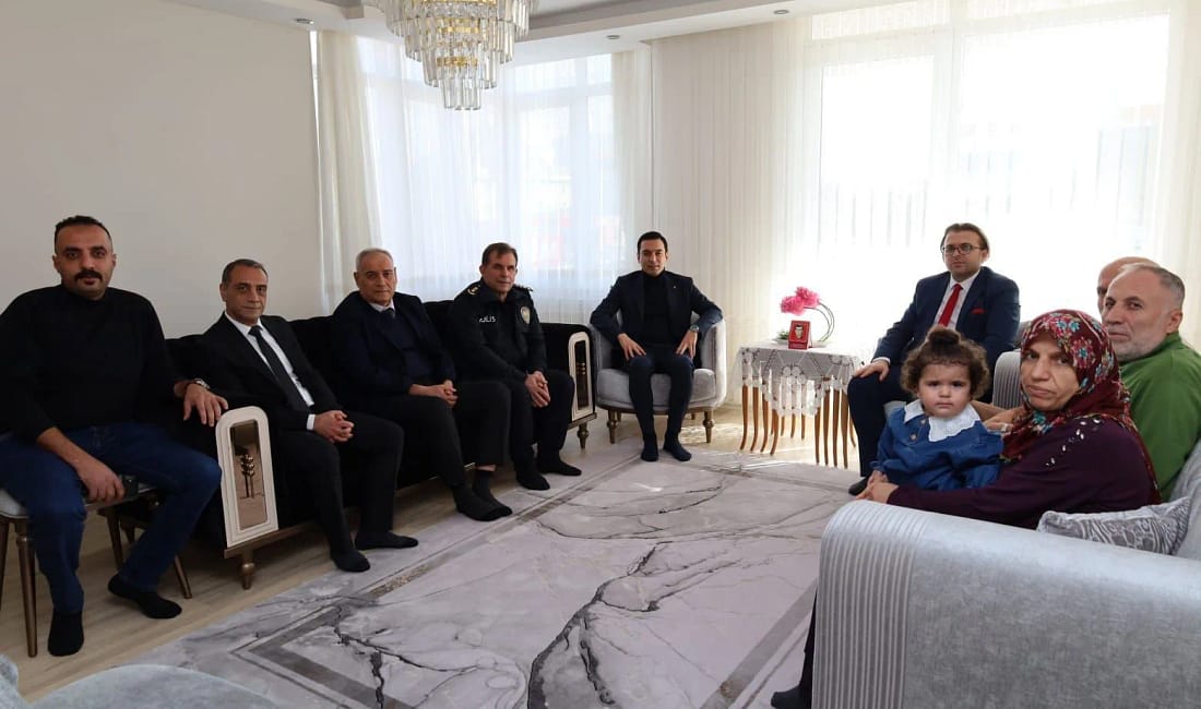 Dinar Kaymakamı Hasan Uğuz’dan şehit ailesine ziyaret Afyonkarahisar’ın Dinar ilçesinde Kaymakam Hasan Uğuz, 1994 yılında Tunceli’de şehit