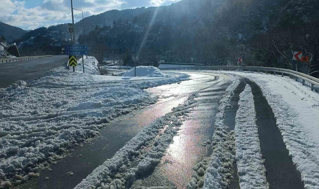 Osmangazi’de karla mücadele aralıksız sürüyor Osmangazi Belediyesi kent merkezi ve kırsal mahallelerde kar küreme ve
