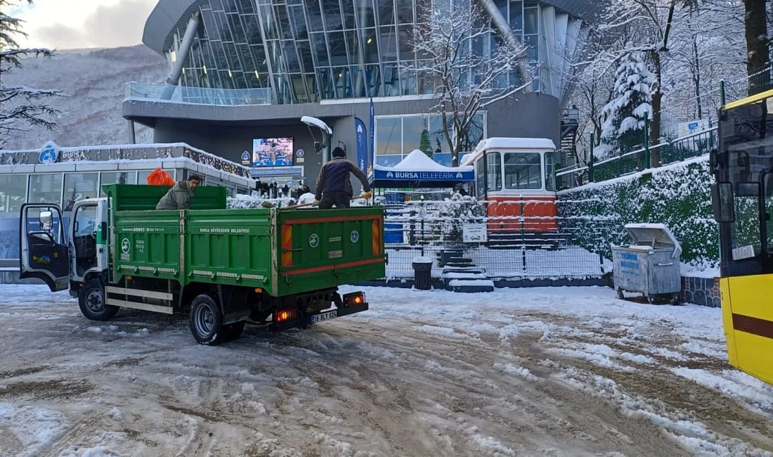 Bursa’da karla mücadele 17 ilçede aralıksız sürüyor Bursa Büyükşehir Belediyesi, kış şartlarının etkisini artırdığı günlerde kapanan yolları